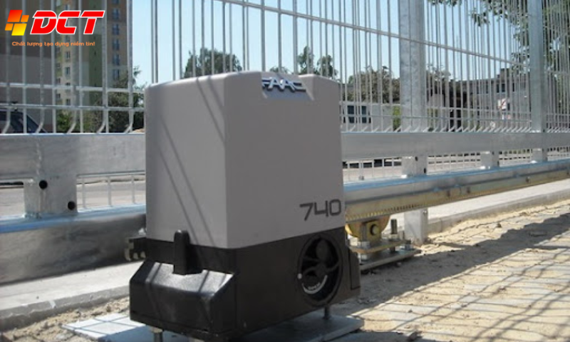 Mô tơ cổng tự động là thiết bị cơ điện giúp đóng/mở cổng mà không cần thao tác thủ công