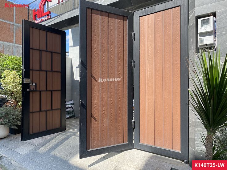 Cổng sắt 4 cánh ốp nhựa giả gỗ đẹp dành cho căn hộ