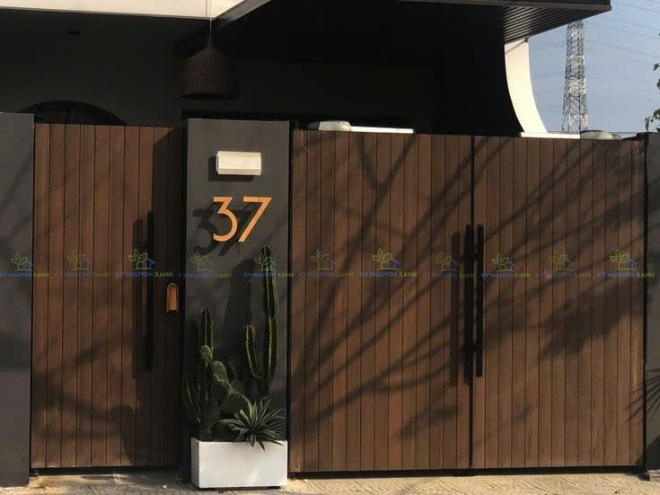Mẫu cổng sắt ốp nhựa giả gỗ cho biệt thự cổ điển hoặc tân cổ điển
