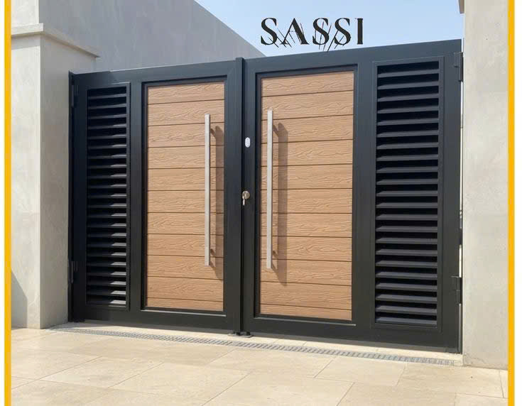 Mẫu cổng sắt ốp nhựa giả gỗ bền đẹp