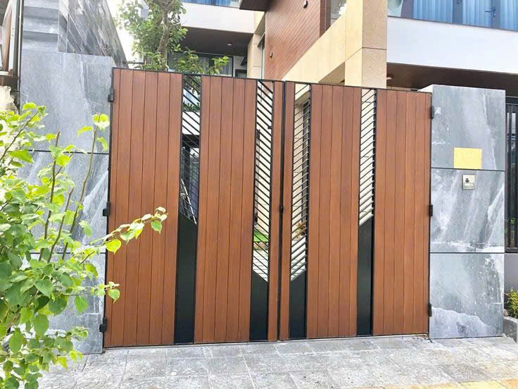 Mẫu cổng sắt ốp nhựa giả gỗ 2 cánh đẹp và hiện đại