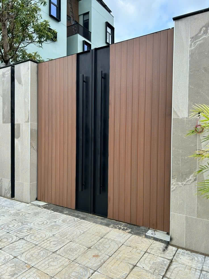 mẫu cổng sắt ốp nhựa giả gỗ 2 cánh phong cách đơn giản